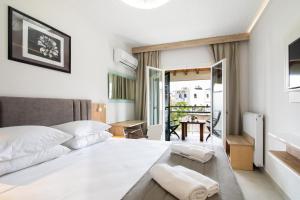 Postel nebo postele na pokoji v ubytování OPERA BLUE Hotel Gouvia Corfu
