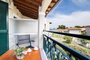 Balkón nebo terasa v ubytování OPERA BLUE Hotel Gouvia Corfu