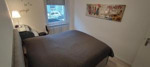 ein Schlafzimmer mit einem Bett und einem Fenster in der Unterkunft Juwel im Zentrum Terrasse+Garten 75m² in Mönchengladbach