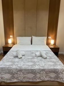 een slaapkamer met een bed met 2 kussens erop bij armando's house durres in Durrës