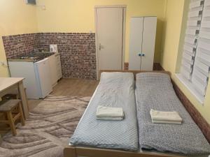 Una cama o camas en una habitación de Garsonjera Dunja