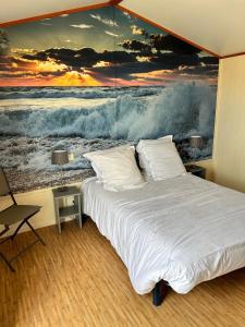 Campiotel Les Dunes - ROMANEE في آر أو رْ: غرفة نوم مع لوحة كبيرة للمحيط