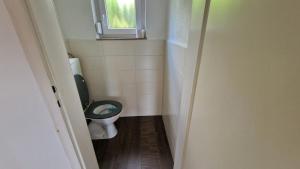 een kleine badkamer met een toilet en een raam bij Rooms & Apartments Schwäbisch Gmünd in Schwäbisch Gmünd