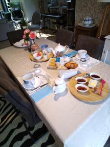 Jedlo v ubytovaní bed & breakfast alebo blízkom okolí