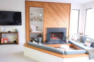 ein Wohnzimmer mit einem Kamin und einem TV in der Unterkunft Wild Ridges! Wineries, Hiking, Fireplace, Pets! in Mount Torry Furnace