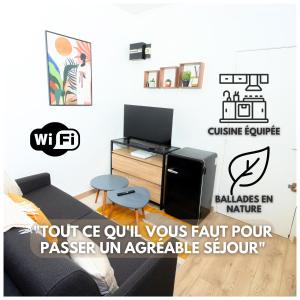 ein Wohnzimmer mit einem Sofa und einem Schreibtisch mit einem Computer in der Unterkunft Le Cocon Douillet - 5" de la gare - WiFi - Accès direct Paris & Disneyland in La Ferté-sous-Jouarre