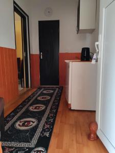 una habitación con una puerta negra y una alfombra en MADE in Transilvania en Sighişoara