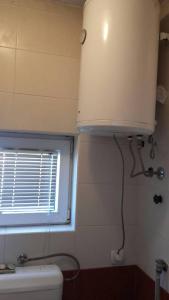 ZvezdaraZvezdarski apartman 1的一间带卫生间、窗户和水槽的浴室