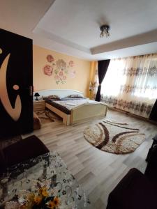 1 dormitorio con cama y ventana grande en MADE in Transilvania, en Sighişoara