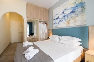 Postel nebo postele na pokoji v ubytování OPERA BLUE Hotel Gouvia Corfu