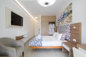 Postel nebo postele na pokoji v ubytování OPERA BLUE Hotel Gouvia Corfu