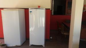 dos refrigeradores blancos sentados uno al lado del otro en una habitación en Pousada Dos Cajueiros en Paripueira