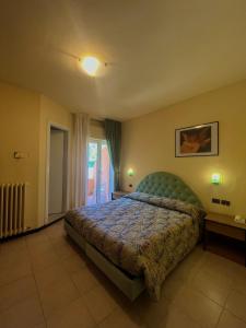 Apecchio的住宿－蒙特內隆餐廳酒店，一间卧室设有一张床和一个窗口
