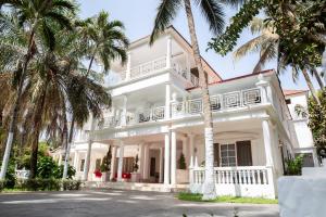 コロリにあるCoconut Residence & Spaのヤシの木が目の前に広がる白い家