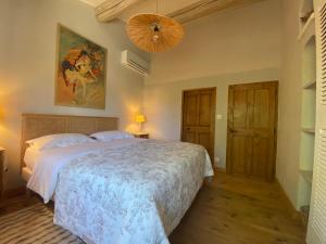 een slaapkamer met een groot bed in een kamer bij La Paradoune 2 in Paradou