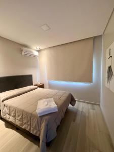 une chambre d'hôtel avec un lit et un écran de projection dans l'établissement Tres Vientos - Lofts de Montaña Raco, à Raco