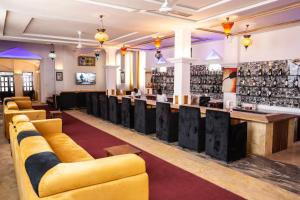 een bar met gele banken in een kamer bij Coconut Residence & Spa in Kololi