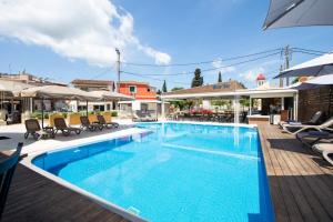 Bazén v ubytování OPERA BLUE Hotel Gouvia Corfu nebo v jeho okolí