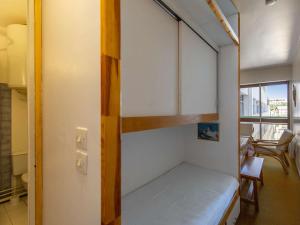 グレットにあるStudio Gourette, 1 pièce, 3 personnes - FR-1-400-17のベッドルーム1室(二段ベッド1組付)