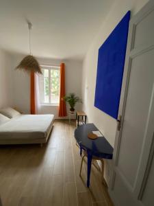 sypialnia z łóżkiem i stołem w pokoju w obiekcie Studio neuf et lumineux - Ajaccio centre - Place Miot/Albert 1er w Ajaccio