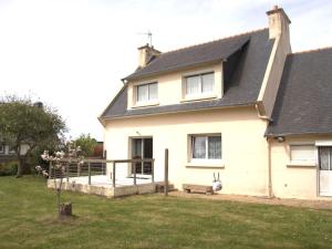 ein weißes Haus mit einer Bank im Hof in der Unterkunft Maison *** à 500m de la mer, jardin clos, WIFI, vélos gratuits - Trégastel - FR-1-368-238 in Trégastel