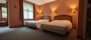 Hotel du Roy tesisinde bir odada yatak veya yataklar