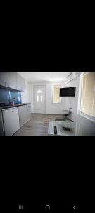 cocina con armarios blancos y encimera en View Topia Apartments en Ohrid