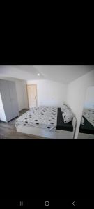 1 dormitorio con 1 cama en una habitación blanca en View Topia Apartments en Ohrid