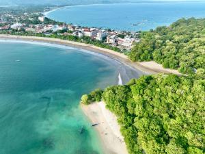 De Residence Pangandaran by Mabano Estates في بانغانداران: اطلالة جوية على الشاطئ والمحيط