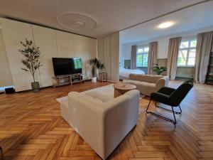 a living room with a couch and a tv at Loftfeeling, Parkplatz, WLAN, Diak, Würth in Schwäbisch Hall