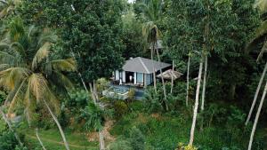 Taman di luar Aarunya Nature Resort - Kandy