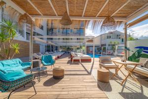 un patio al aire libre con sillas, mesas y una piscina en Hotel Boutique Minister 4Sup, en Puerto de Sóller