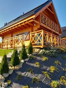 a log cabin with a pathway in front of it at Domki Gorczański Zakątek - Jacuzzi in Nowy Targ