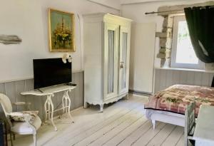 Μια τηλεόραση ή/και κέντρο ψυχαγωγίας στο MAISON Éclusière piscine jacuzzi fauteuil massant