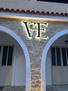 a va sign on the side of a building at Vasiliki apartments in Lákka