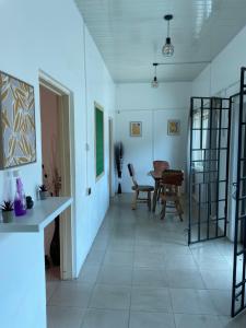 un corridoio con tavolo e sedie in una stanza di Big & confortable house in Oxford street Barnor a Accra