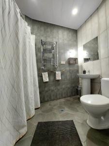 uma casa de banho com um WC e um lavatório em Blur Inn Gallery em Yerevan