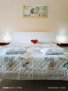 een slaapkamer met een bed met een vaas erop bij La casa Dei Mari in Taranto