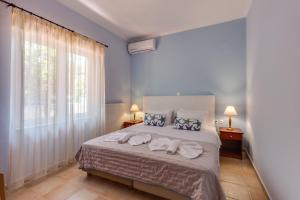 En eller flere senge i et værelse på Villa Armonia Chania