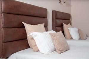 Postel nebo postele na pokoji v ubytování Hôtel Les 12 Collines, Ivato Aéroport