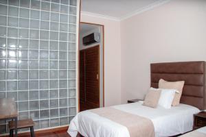 Postel nebo postele na pokoji v ubytování Hôtel Les 12 Collines, Ivato Aéroport