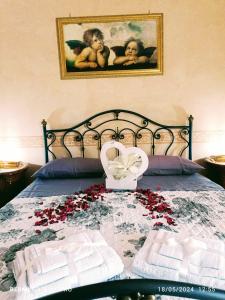 een slaapkamer met een bed met een bloem erop bij La casa Dei Mari in Taranto