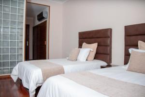 Postel nebo postele na pokoji v ubytování Hôtel Les 12 Collines, Ivato Aéroport
