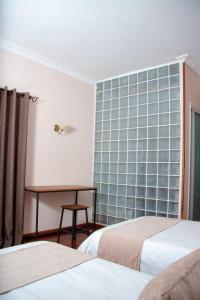 Postel nebo postele na pokoji v ubytování Hôtel Les 12 Collines, Ivato Aéroport
