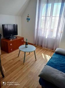 TV a/nebo společenská místnost v ubytování appartement T2 près de la plage