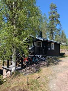 uma cabana com bicicletas estacionadas fora dela em Gilleråsvägen 13 C em Sälen