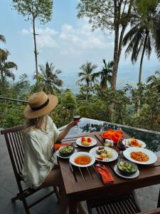 Makanan di atau berdekatan resort