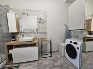 Ένα μπάνιο στο Frascati Fountain 4 bdr deluxe apt 30 min to Rome