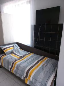 Rúm í herbergi á Studio apartman Beus