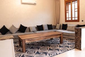 sala de estar con sofá y mesa de centro en Royal mirage villa(families only), en Marrakech